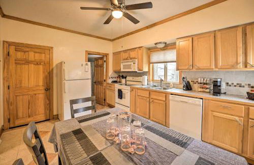 All-Season Grand Haven Getaway with Deck! - Foto 7