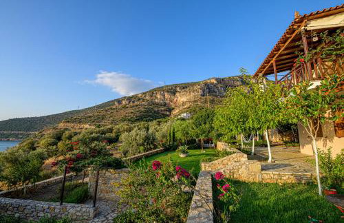 Paralio Astros Beachfront Suites - Photo 11