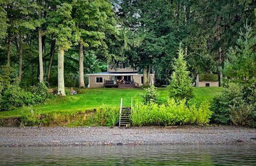 Lakefront Pine Cottage Hot Tub & Fire Pit - Foto 6