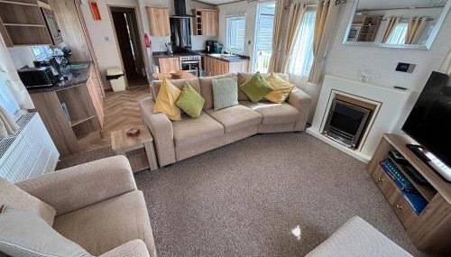 L60, Two bedroom caravan - California Cliffs, Parkdean Resort, Scratby - Sleeps 6, bed linen, towels plus Wi-Fi included - Sorry no pets - Photo 4