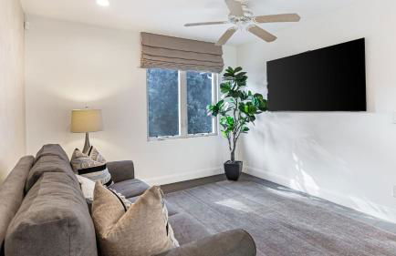 LA Hillside Retreat w Pool Views Fire Pit Outdoor Lounging Casa Bellagio by AvantStay - Foto 40