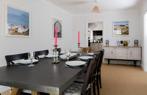 Stunning 5BR Home With Pool - 5 min to Beach - Foto 24