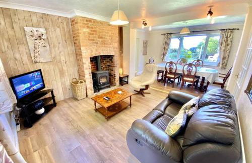 EasyRest - Spacious Detached House - 10 Beds - 5 Bedrooms - 4 Bathrooms - Secure Parking 5 Vehicles - Excellent Road Links - Perfect for Contractors & Large Groups - Foto 34