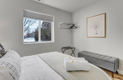 Secluded Westside Cottage - King Bed, Hot Tub, Views, Near Parks and Trails! - Foto 31