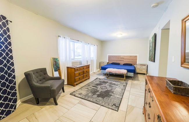 The Stone Castle - With Private Yard & Parking, Near Falls & Casino by Niagara Hospitality - Foto 6