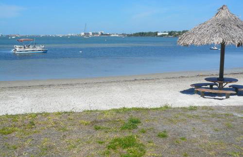 Affordable Two Bedroom Tropical Condo - Private Beach, Pools, Hot Tub - Foto 48