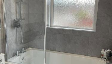 Belmont Lodge - Photo 5, towels, Shower