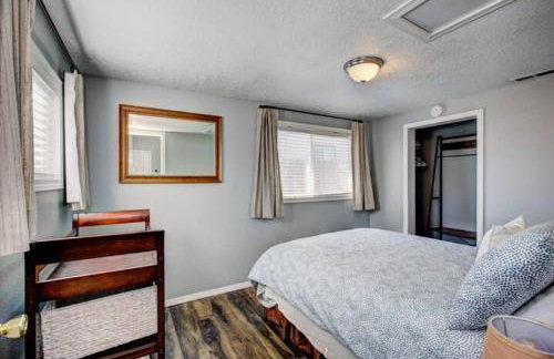 Red Bench Cottage Ideal location near parks, trails, skiing, hiking, biking, shopping extended stays welcome - Photo 11