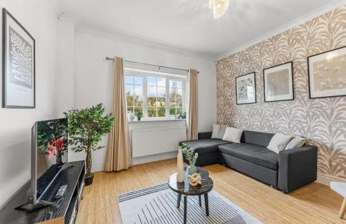 Perfect Booking 4 Bed Home in Cheltenham - Photo 6