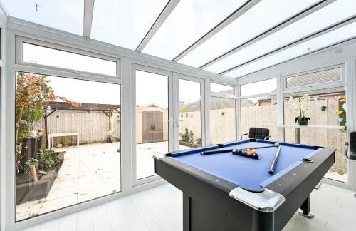 Swan's Place - Large 4bed home, Sleeps 9, Parking x2 & Games room - Foto 65