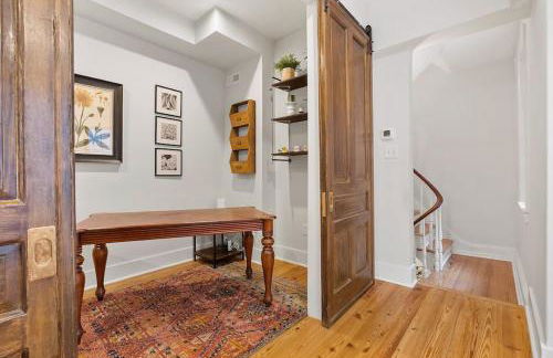 Designer 3 BR Townhome with Beautiful Backyard - Foto 22