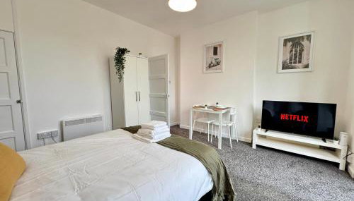 THE SPRINGFIELD SUITE - ONE BEDROOM APARTMENT - KIDDERMINSTER CENTRAL - SLEEPS 3 GUESTS - PARKING INCLUDED - WEST MIDLANDS SAFARI PARK LOCATIOn - Foto 2