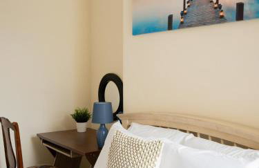 4 bed rooms 5 double beds holidays house near train station - Foto 16