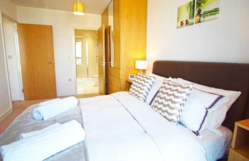 Spacious 2BR 2BA Apartment with Balcony & Free Parking - Near ExCeL & City Airport - Foto 6