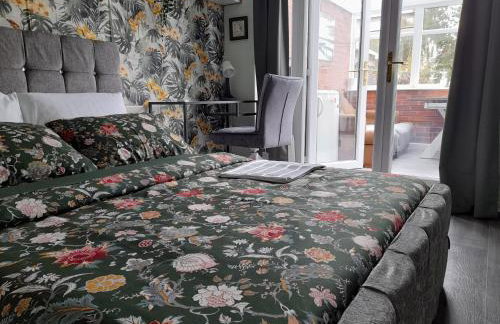 Cosy and Private with 55"TV and Dedicated Toilet Shower Space - Foto 13