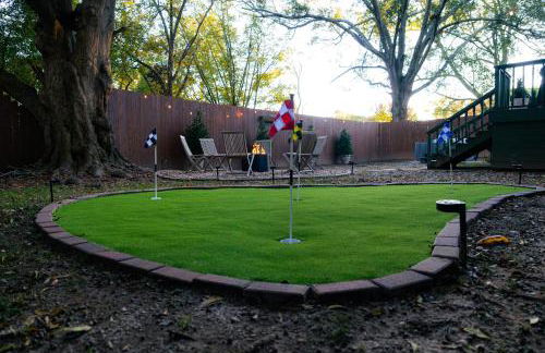 Speakeasy, Hot Tub, Putt Putt, Outdoor Theatre, 8 minutes from Downtown Greenville - Foto 3