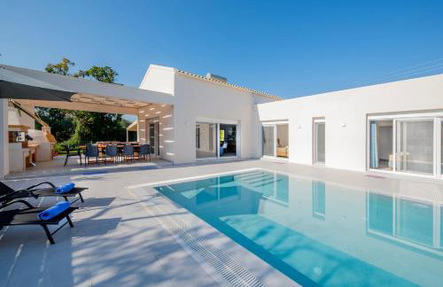 Villa Ami, Roda, Corfu: 10 guests, heated pool, private mini golf, pool table & more!! - Foto 25