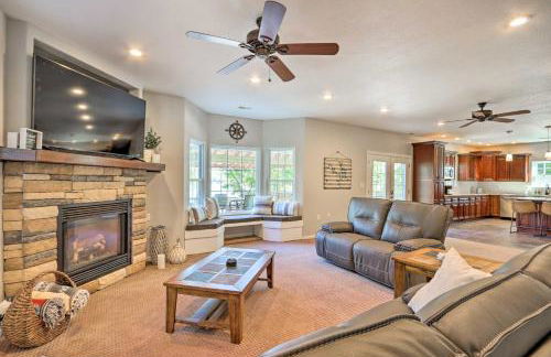 Dock and Jet Ski Slip Lakeside Sunrise Beach Home! - Foto 3