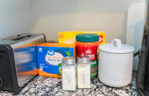 TWO town homes! 6 Bedrooms, 2 King beds, Walk to Eats - Foto 11