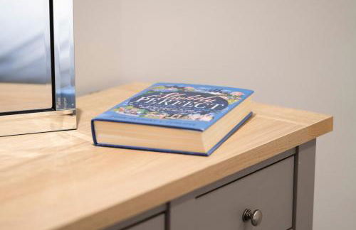 The Hideaway with Cosy Fireplace by LetMeStay - Foto 22