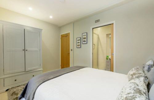 Elegant Epsom Flat in Period Building - Photo 12