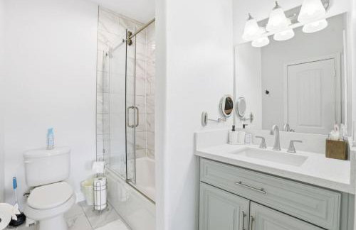 O18B Spacious 3BR Home Sleeps 10 With 2 Living Areas - Foto 30