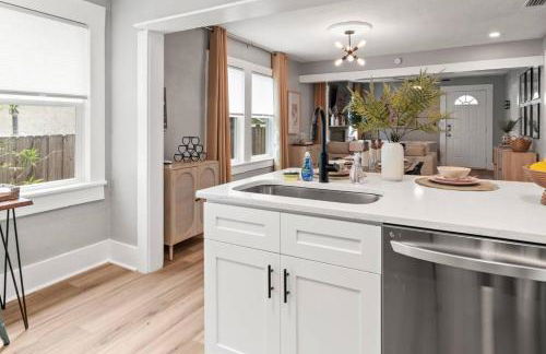 Urban Flamingo Retreat Modern Meets Tropical in this Beautiful, Updated Pet Friendly 3BD Pool Home with Outdoor Living Space - Foto 18