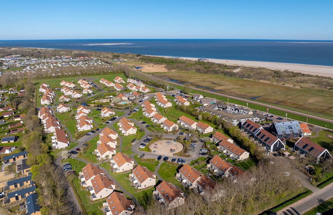 Restyled Bungalow With 2 Bathrooms, Near the Beach - Photo 32