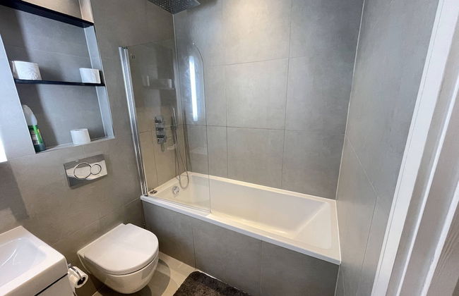 Stunning 1-bed Deluxe Apartment in Slough - Photo 12