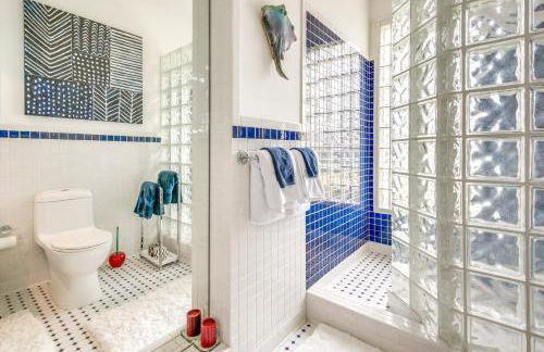 Modern Retreat with River View in Roswell! - Foto 18