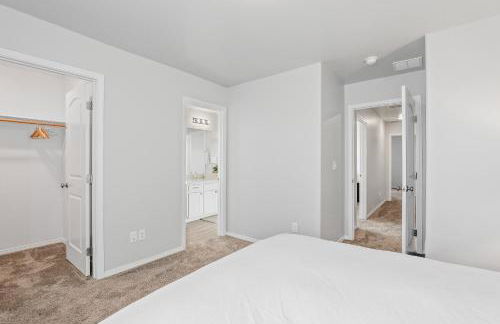 Beautiful Newly Built Home with Central AC - Foto 32