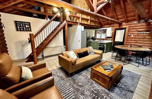 Charming Log Cabin in Tall Pines with Fire Pit Near Trails & Lake - Foto 9