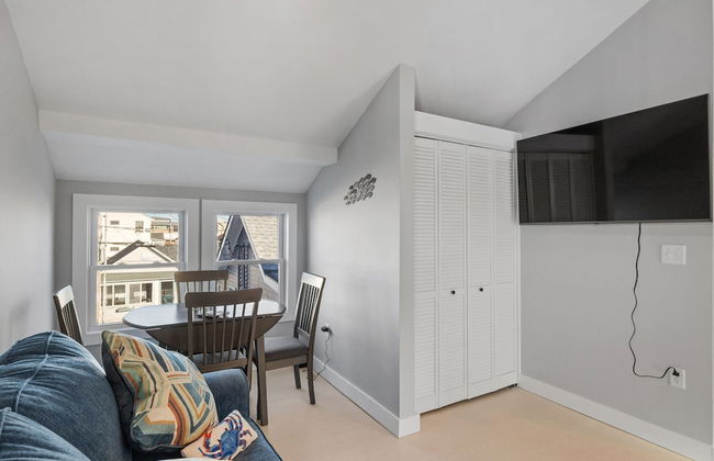 Modern Condo Perfect For Winter Rental - Photo 3