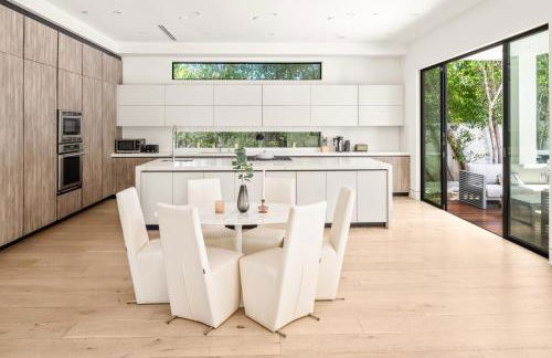 Luxurious Retreat - Modern House with Pool - Photo 17