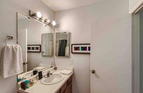 Modern Spacious 3 BR Home Pool and Game - Foto 25