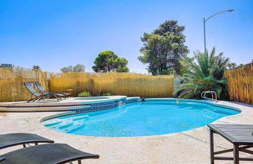 Pool & Hot Tub! Centrally Located, Less Than 3 Miles to The Strip! - Foto 10