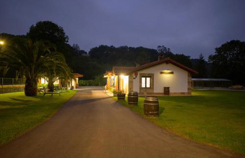 Piscina climatizada y cubierta 365 dias en Casa Rural con Encanto El Puentuco una de las casas mas valoradas de Cantabria - Foto 75