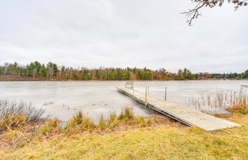 Minong Flowage Cabin with Fire Pit and Dock! - Foto 1