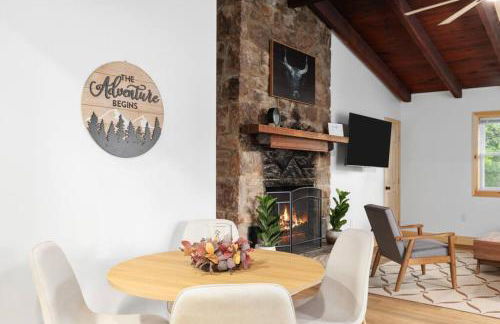 Hidden Hollow 3BD Cabin - Hot Tub, Wifi, Game Room, Fire Pit - Foto 22