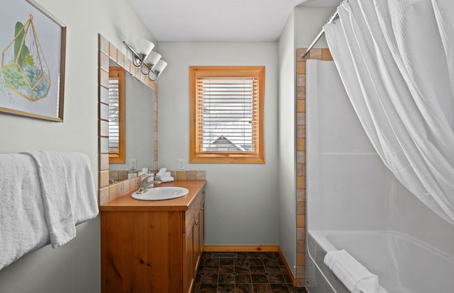 MODERN 4,500 sqft Ski Chalet: 5 Br + 6 Ba | Pool Table | Pool + PRIVATE Hot Tub - Photo 45