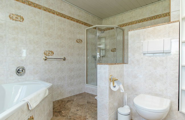 Spacious Holiday Home in the Ardennes with Sauna & Hot Tub - Photo 17