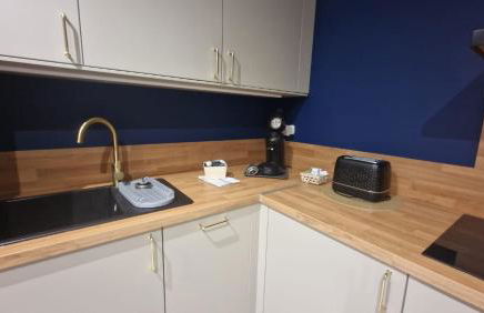 SUPERBE APPARTEMENT porte de la Cité Médiévale à SOMMIERES entièrement rénové très bien équipé 6 pers balcon clim parking privé devant - Foto 12