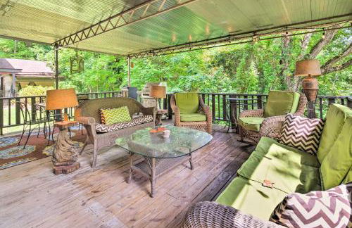 Deck with Fireplace Pet-Friendly Lake Lure Retreat - Foto 34