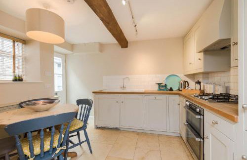 Charming Cotswold Cottage on Church Green, Witney - Photo 14