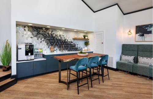 Wyndham 219 Modern 2br suite, Parking - Photo 24