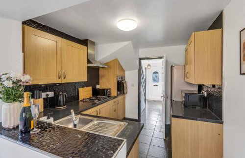 Group-Friendly 4-BR Home with Space & Comfort - Foto 30