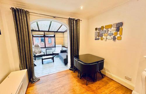 4-Bed Oasis Quiet Culde sac - Foto 30