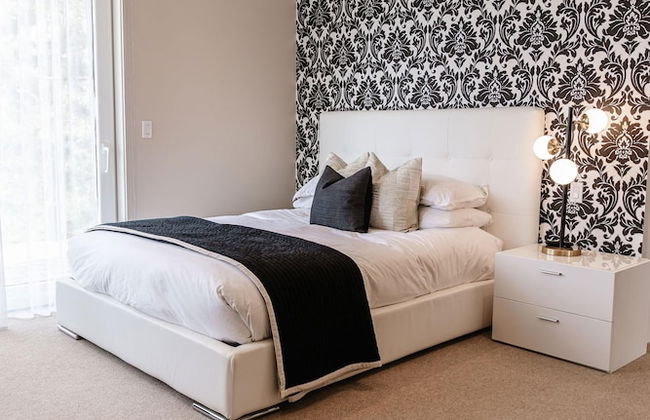 Lakeview Luxury Home in Vineyard w Infinity Pool hot tub - Photo 24