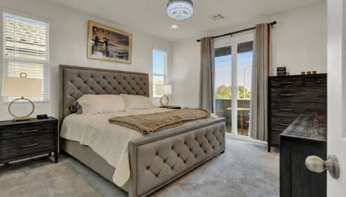 Serenity Retreat: 3BR, Heated Pool, Parking - Foto 4