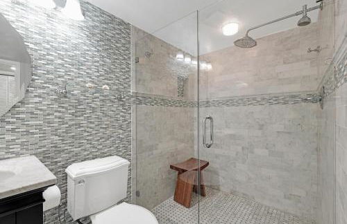 Oceanfront with great beach views from all rooms & balcony, heated pool, and garage - Photo 32